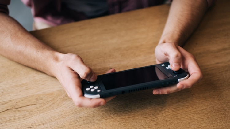 202507_buyingguide_gaming-handheld_750x422.jpg